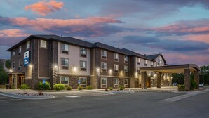 Un hôtel Best Western doté d’une façade en pierre, de plusieurs étages et d’une entrée couverte.