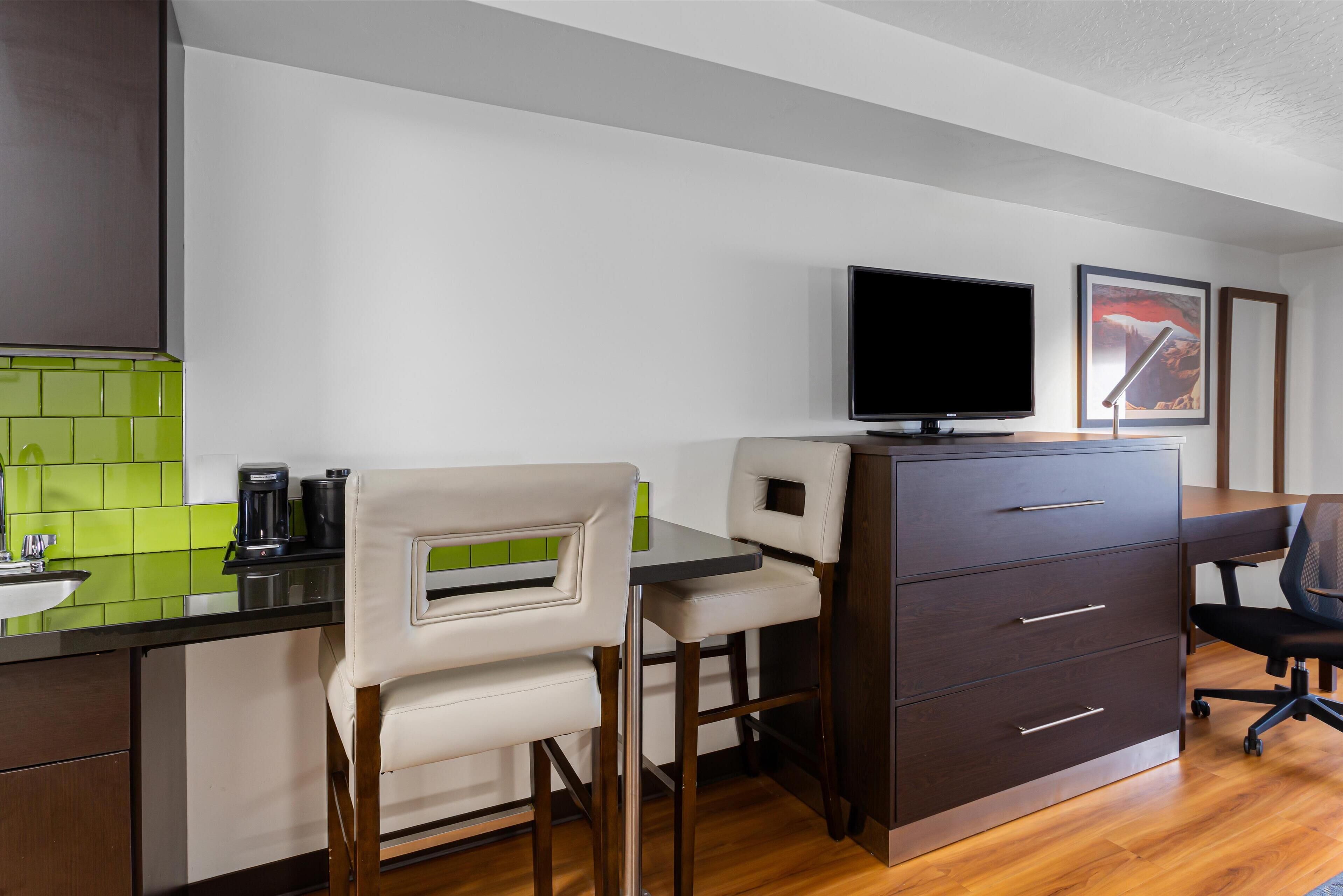 standard room, 1 king bed, non smoking, jetted tub (full kitchen) | desk, laptop workspace, soundproofing, iron/ironing board