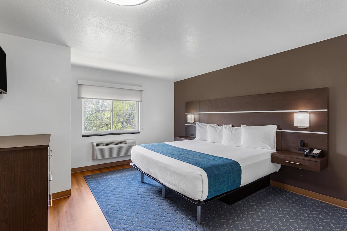 Family Suite, Multiple Beds, Non Smoking, Kitchen (with Sofabed, Full Kitchen) | Desk, laptop workspace, soundproofing, iron/ironing board