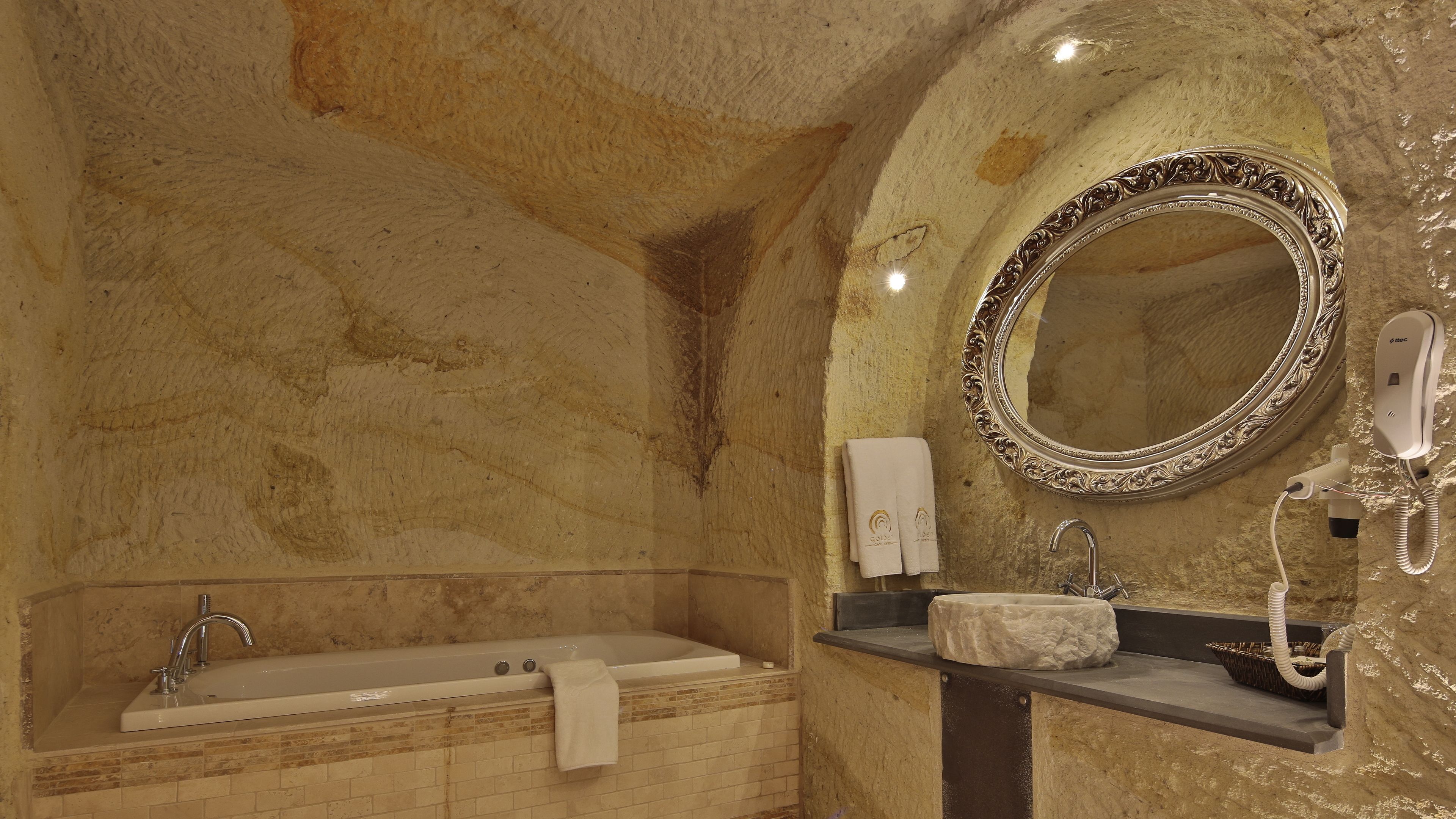 superior room | bathroom | combined shower/bathtub, free toiletries, hair dryer, slippers