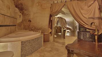 Jetted bathtub