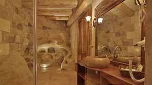 Bañera con ducha, artículos de tocador gratuitos, secador de pelo