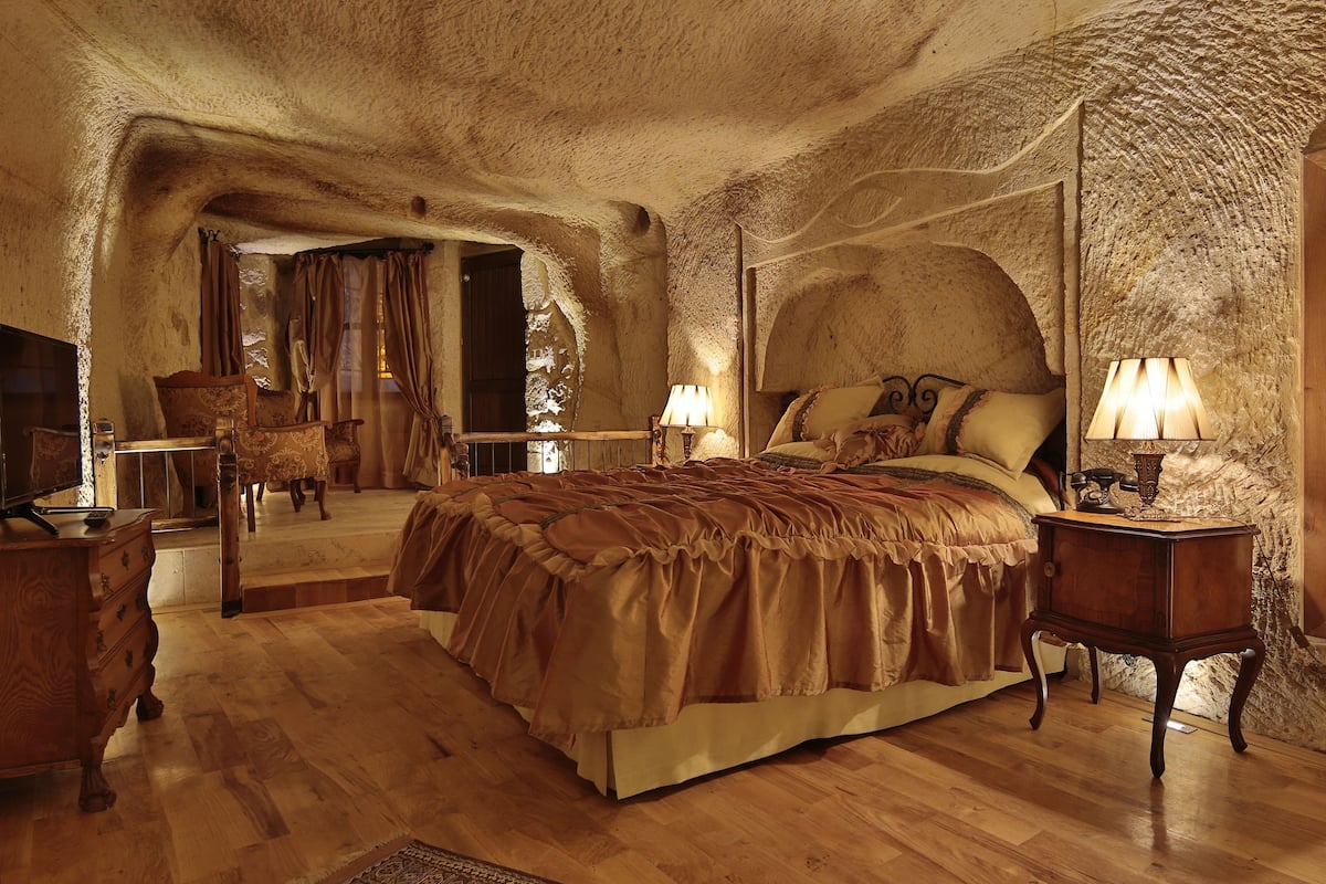 Deluxe Room | 1 bedroom, premium bedding, minibar, in-room safe