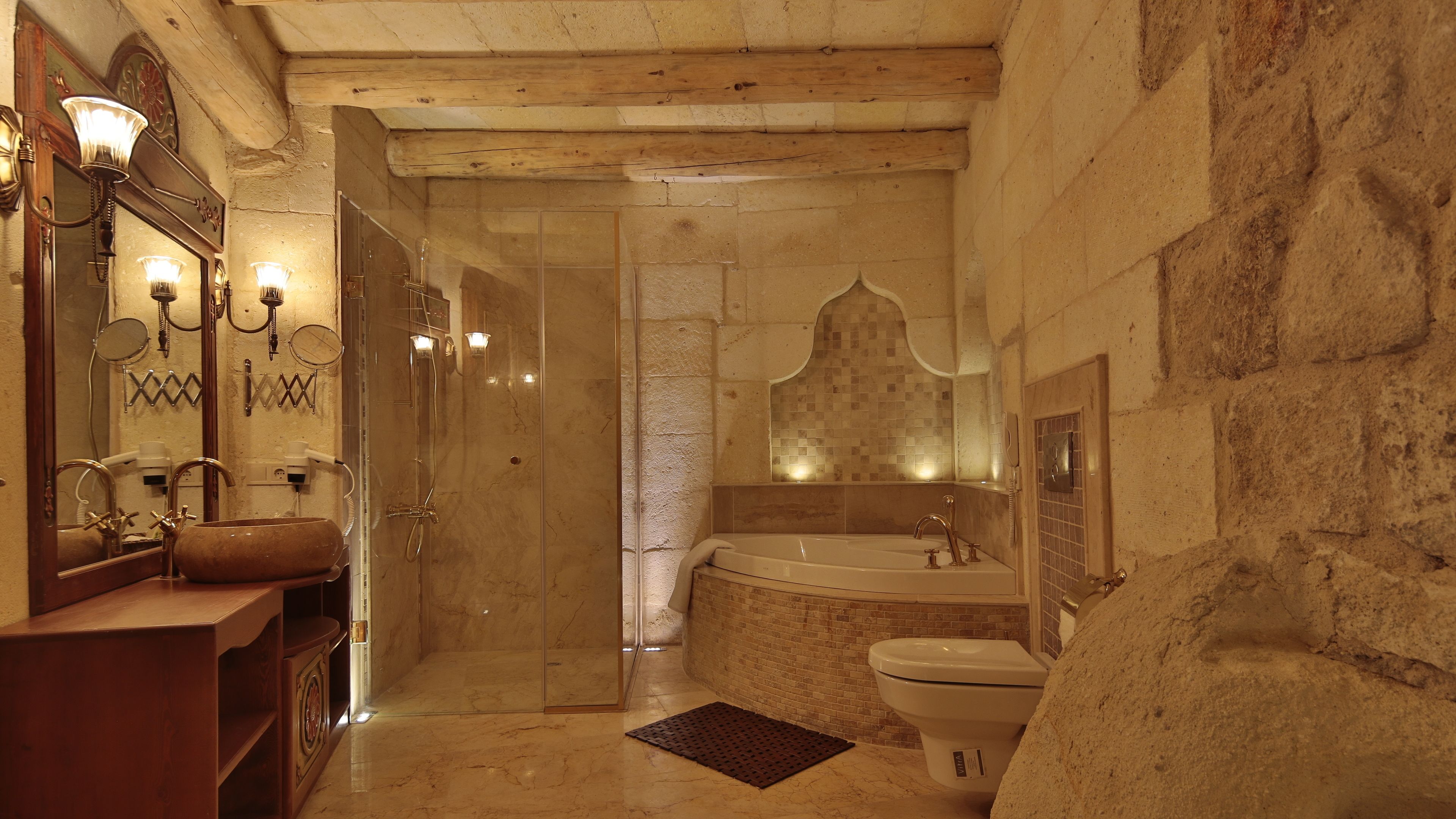 executive room | bathroom | combined shower/bathtub, free toiletries, hair dryer, slippers