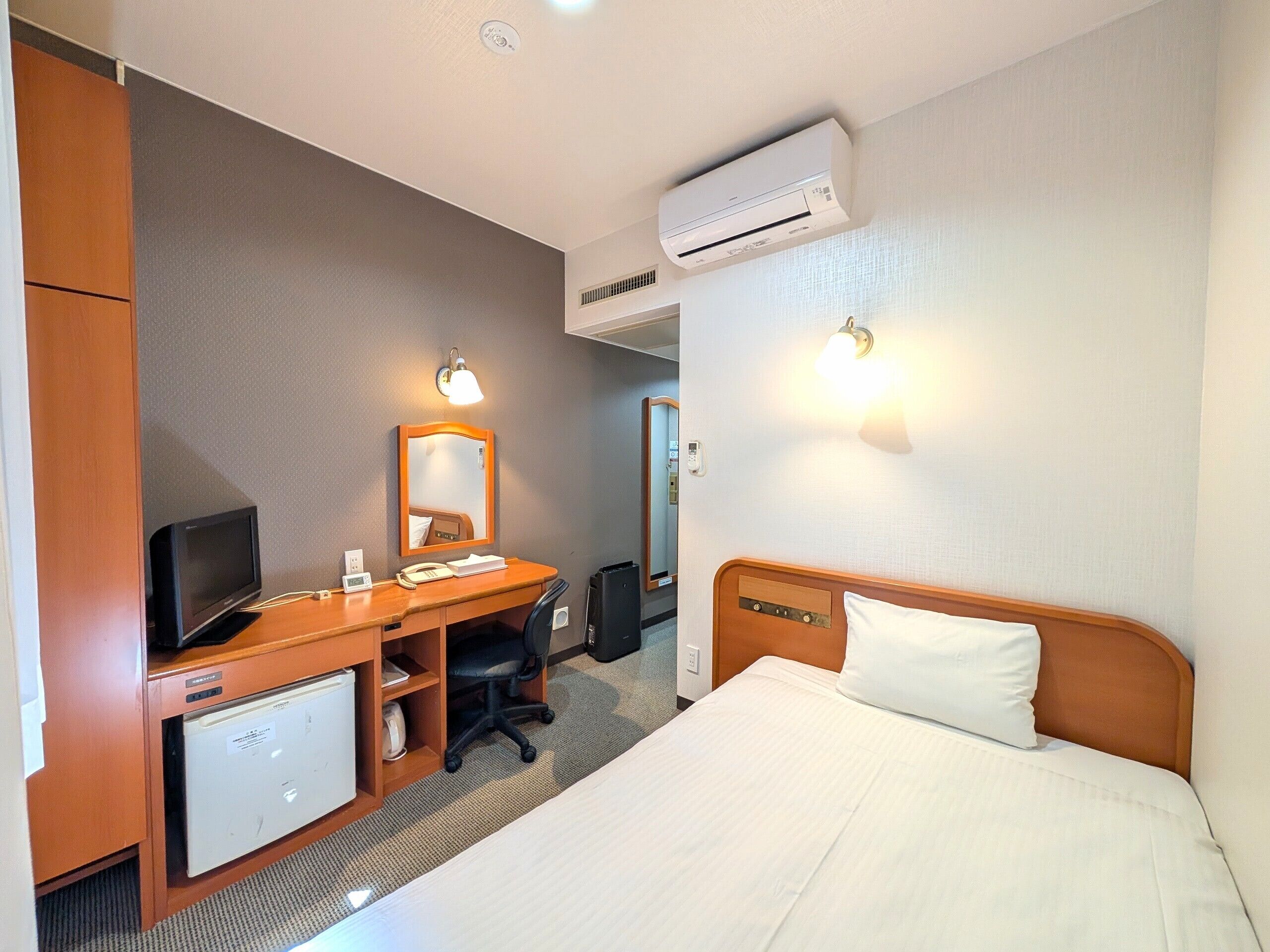 高档床上用品、羽绒被、办公桌、遮光窗帘