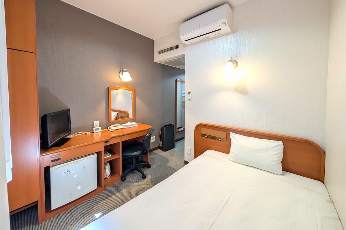 高档床上用品、羽绒被、办公桌、遮光窗帘