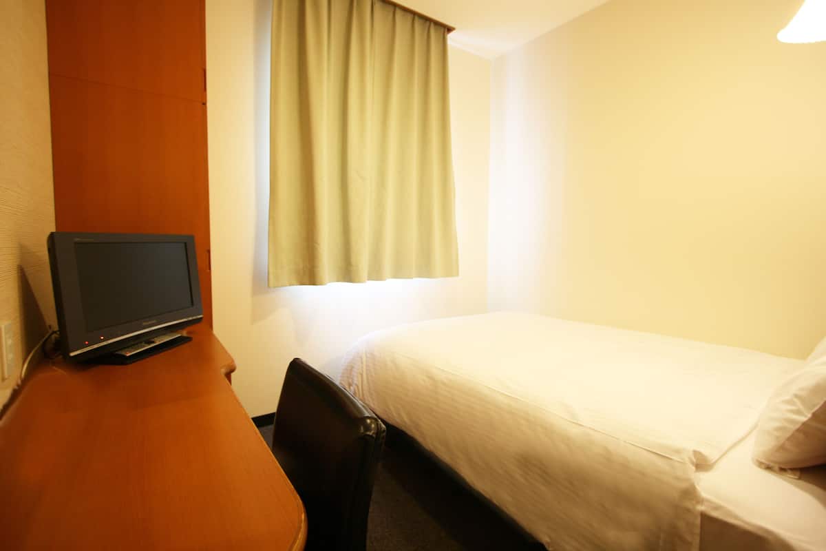 Premium bedding, down duvets, desk, blackout curtains