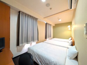 A hotel room with two beds, a desk, a chair, and a TV. - Suizenji Comfort Hotel (Kumamoto)