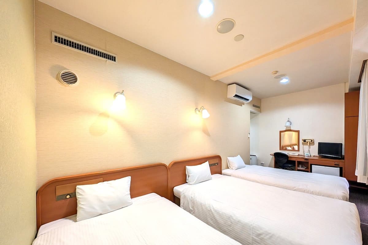 三人房, 多间卧室, 无烟房 | 高档床上用品、羽绒被、办公桌、遮光窗帘