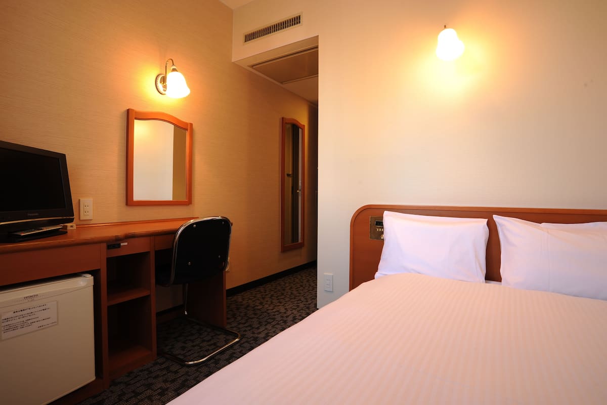 Premium bedding, down duvets, desk, blackout curtains