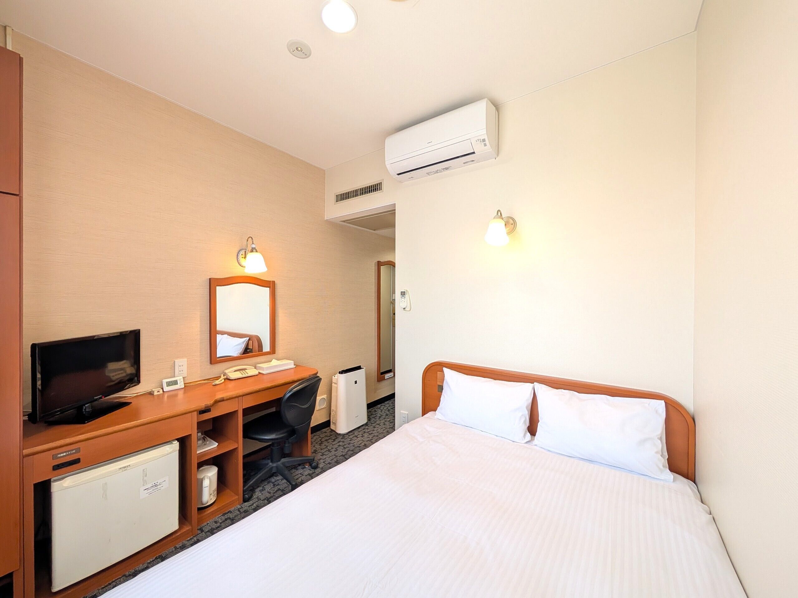 高档床上用品、羽绒被、办公桌、遮光窗帘