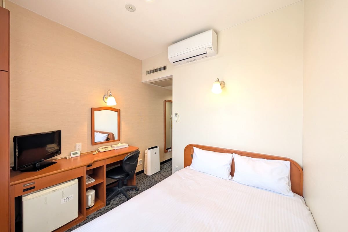 高档床上用品、羽绒被、办公桌、遮光窗帘