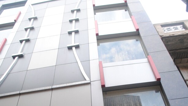 A building with a sign reading "HOTEL ROBIN." - Hotel Robin (Amritsar)