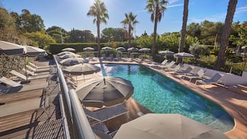 Outdoor pool, pool umbrellas, sun loungers