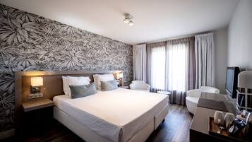 Minibar, caja de seguridad en la habitación, escritorio y cunas