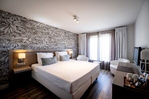 Minibar, caja fuerte, escritorio y cunas (de pago)