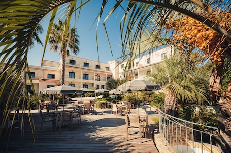 Front of property. Van der Valk Hotel Le Catalogne Saint Aygulf