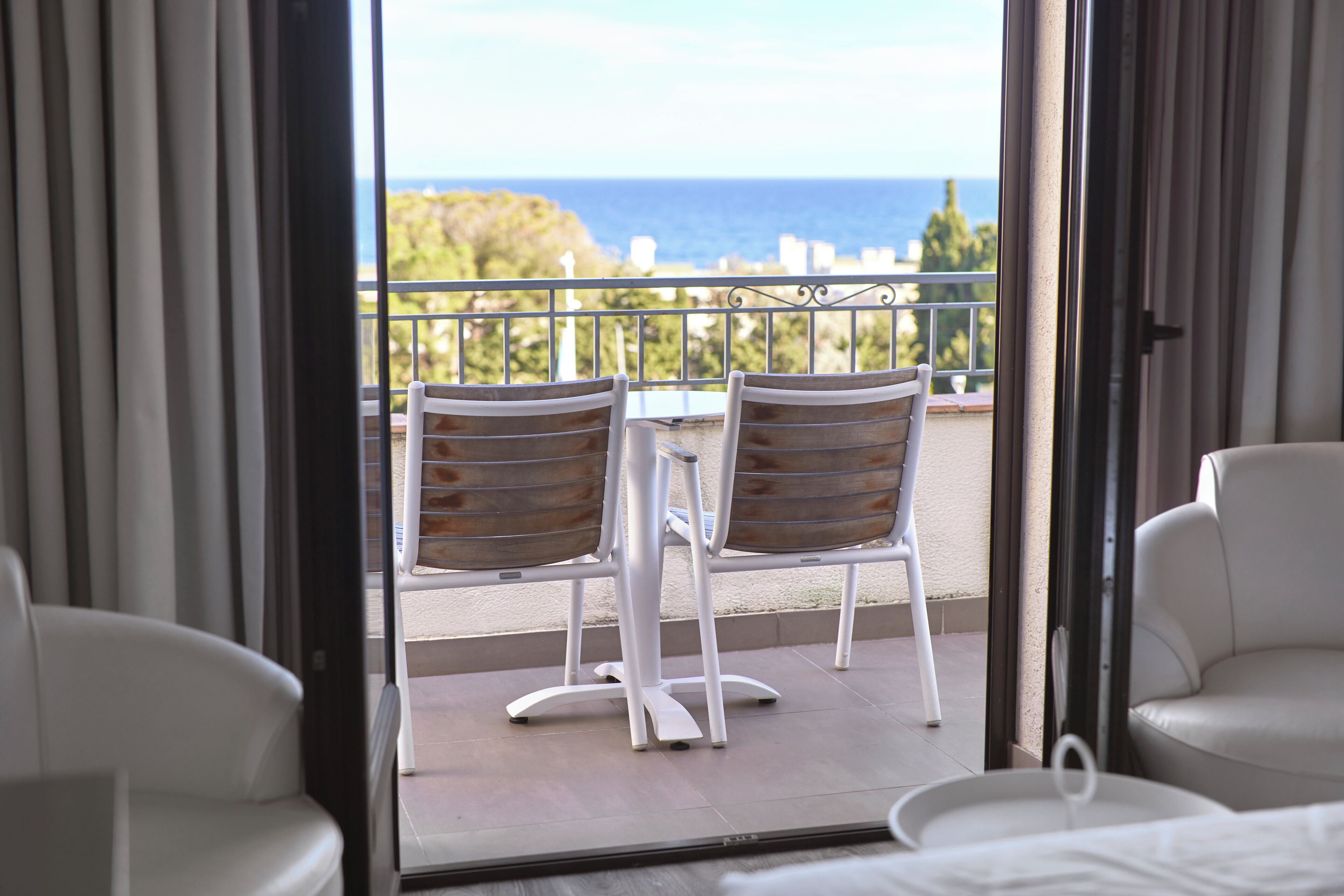 Chambre Confort, 1 chambre, balcon, vue partielle sur la mer | Minibar, coffres-forts dans les chambres, bureau, Wi-Fi gratuit