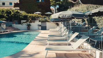 Piscine extérieure, parasols de plage, chaises longues