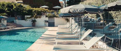 Piscine extérieure, parasols de plage, chaises longues