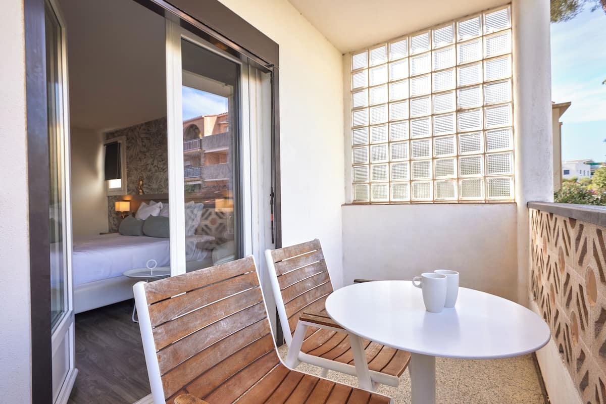 Habitación triple, balcón, vistas al jardín | Minibar, caja fuerte, escritorio y wifi gratis