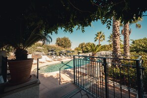 Piscine extérieure, parasols de plage, chaises longues