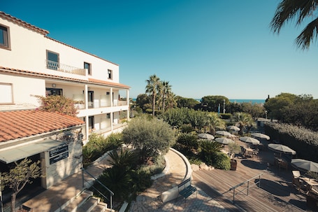 Comfort Room, Balcony, Garden View | Balcony view. Van der Valk Hotel Le Catalogne Saint Aygulf