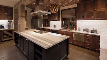 Geladeira grande, micro-ondas, fogão, cooktop