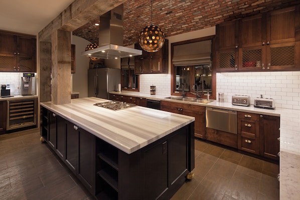 Full-size fridge, microwave, oven, stovetop