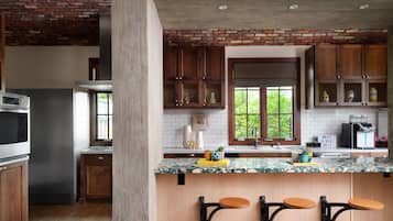 Frigorífico grande, microondas, horno y placa de cocina