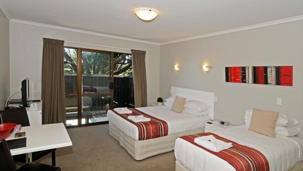 Premium bedding, iron/ironing board, cribs (surcharge) - Airport Harbour View Motel (Auckland)