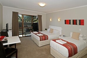 Premium bedding, iron/ironing board, cribs (surcharge) - Airport Harbour View Motel (Auckland)