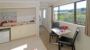 Family Room | Private kitchen | Fridge, microwave, stovetop, cookware/dishes/utensils - Airport Harbour View Motel (Auckland)