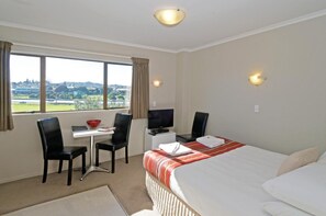 Premium bedding, iron/ironing board, cribs/infant beds, rollaway beds - Airport Harbour View Motel (Auckland)