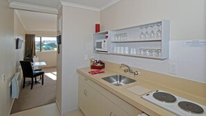 Fridge, microwave, stovetop, cookware/dishes/utensils - Airport Harbour View Motel (Auckland)