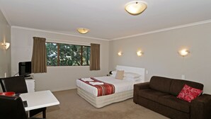Queen Studio | Premium bedding, iron/ironing board, cribs (surcharge) - Airport Harbour View Motel (Auckland)