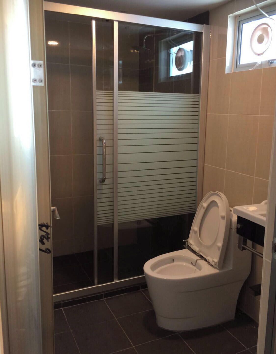 Shower, rainfall showerhead, free toiletries, bidet