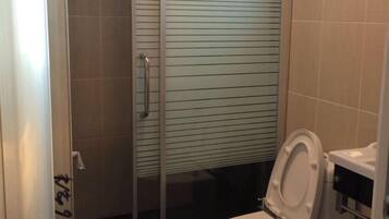 Shower, rainfall showerhead, free toiletries, bidet