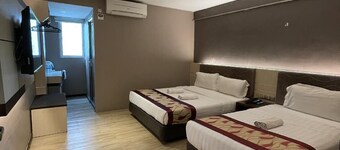 OYO 43970 Palace Inn