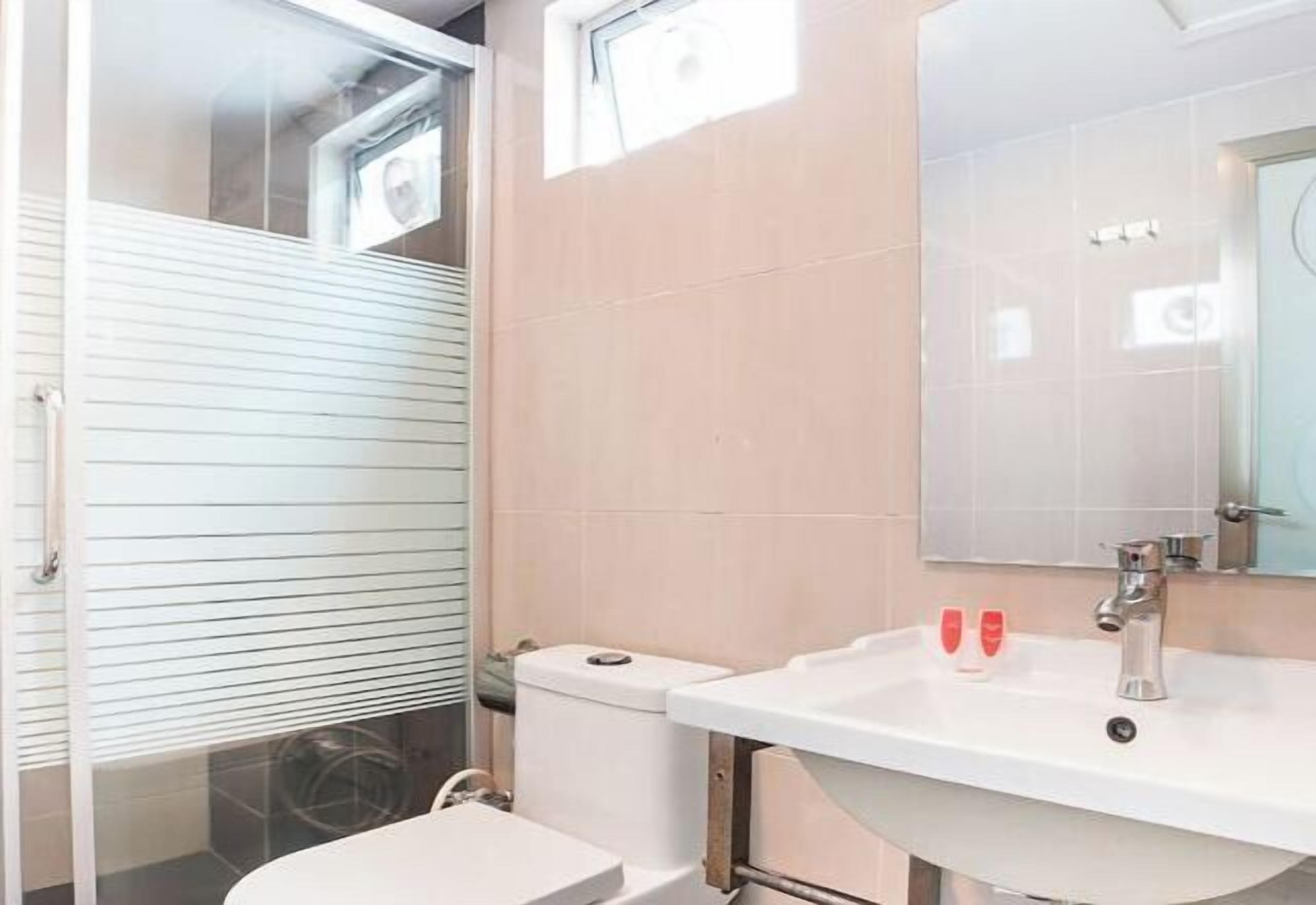 Shower, rainfall showerhead, free toiletries, bidet