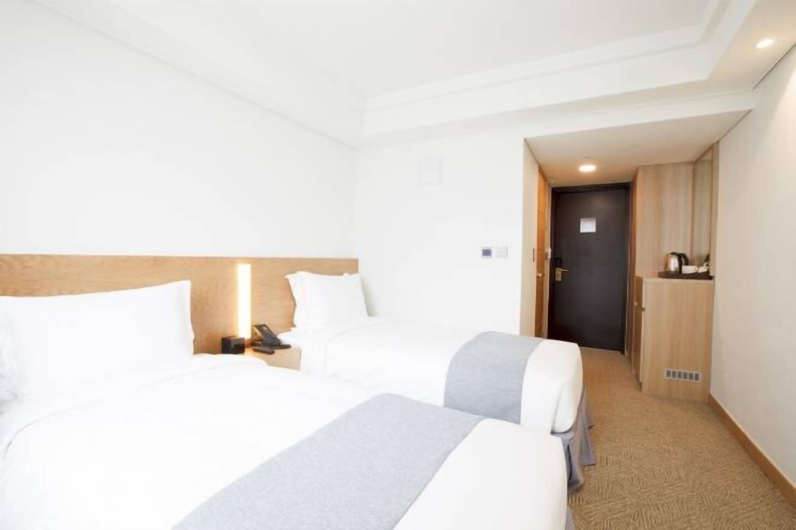 Premium bedding, free minibar, in-room safe, blackout drapes