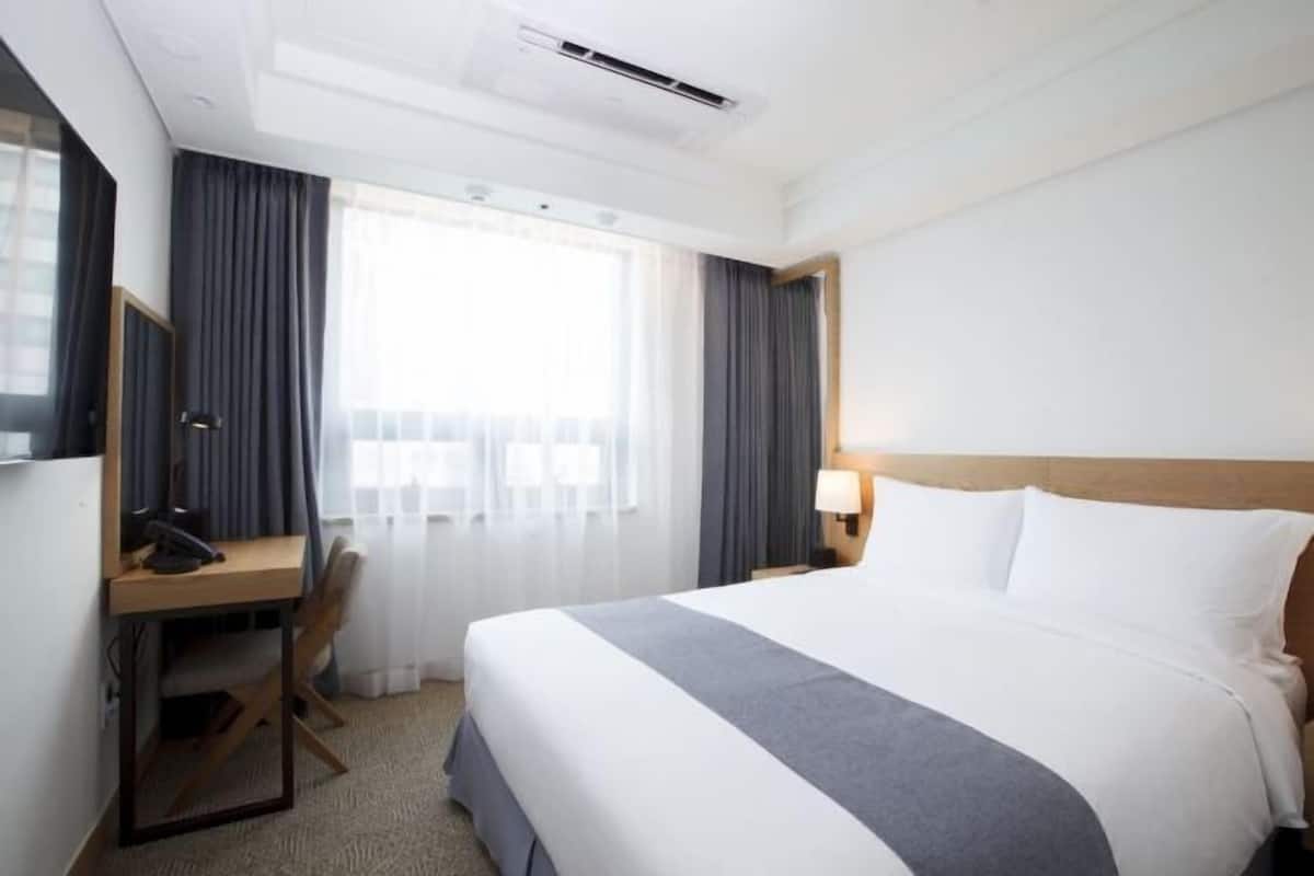 1 bedroom, premium bedding, free minibar, in-room safe