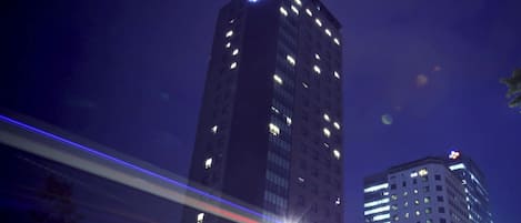 Fachada de la propiedad por la tarde o noche