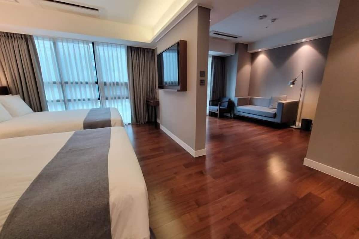 1 bedroom, premium bedding, free minibar, in-room safe