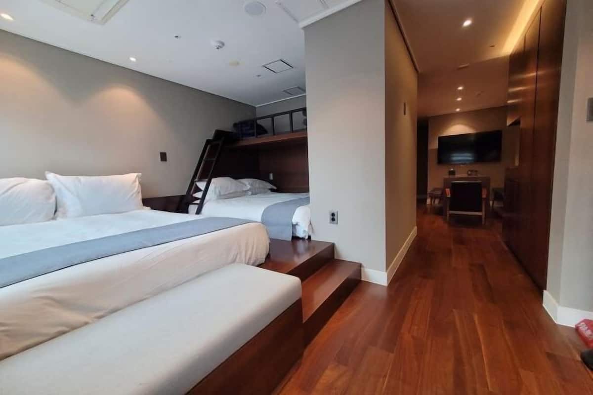 1 bedroom, premium bedding, free minibar, in-room safe