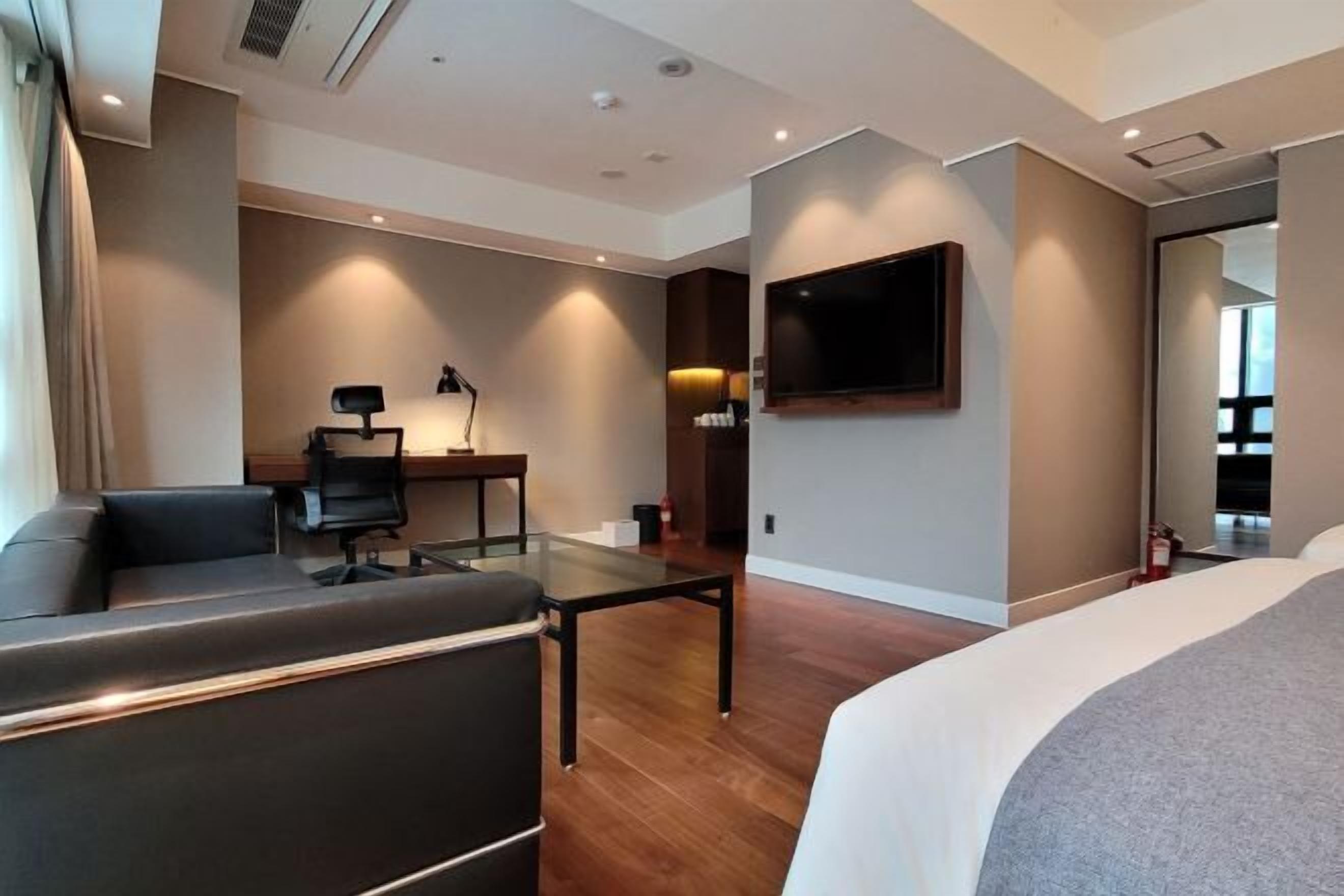 Premium bedding, free minibar, in-room safe, blackout drapes