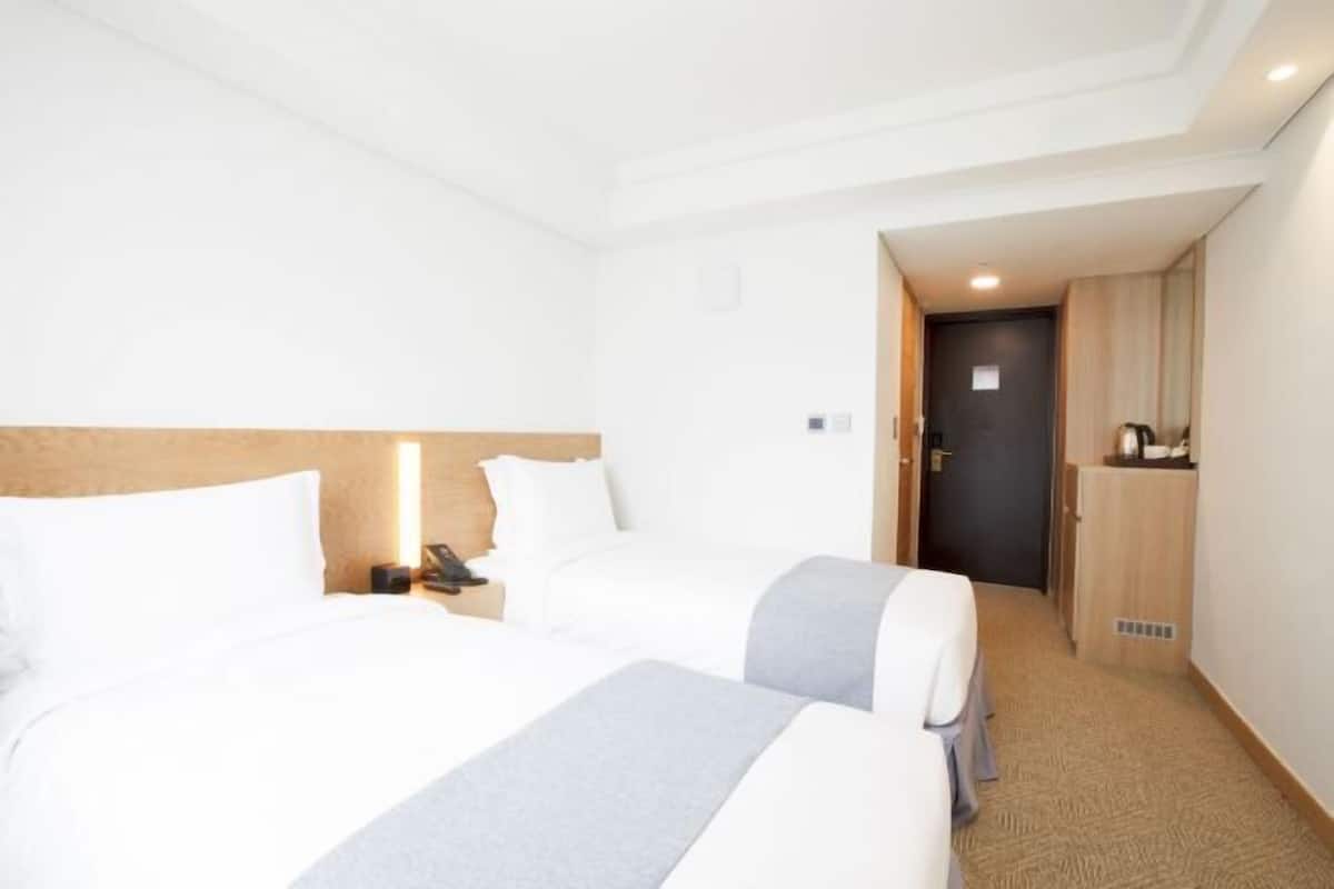1 bedroom, premium bedding, free minibar, in-room safe