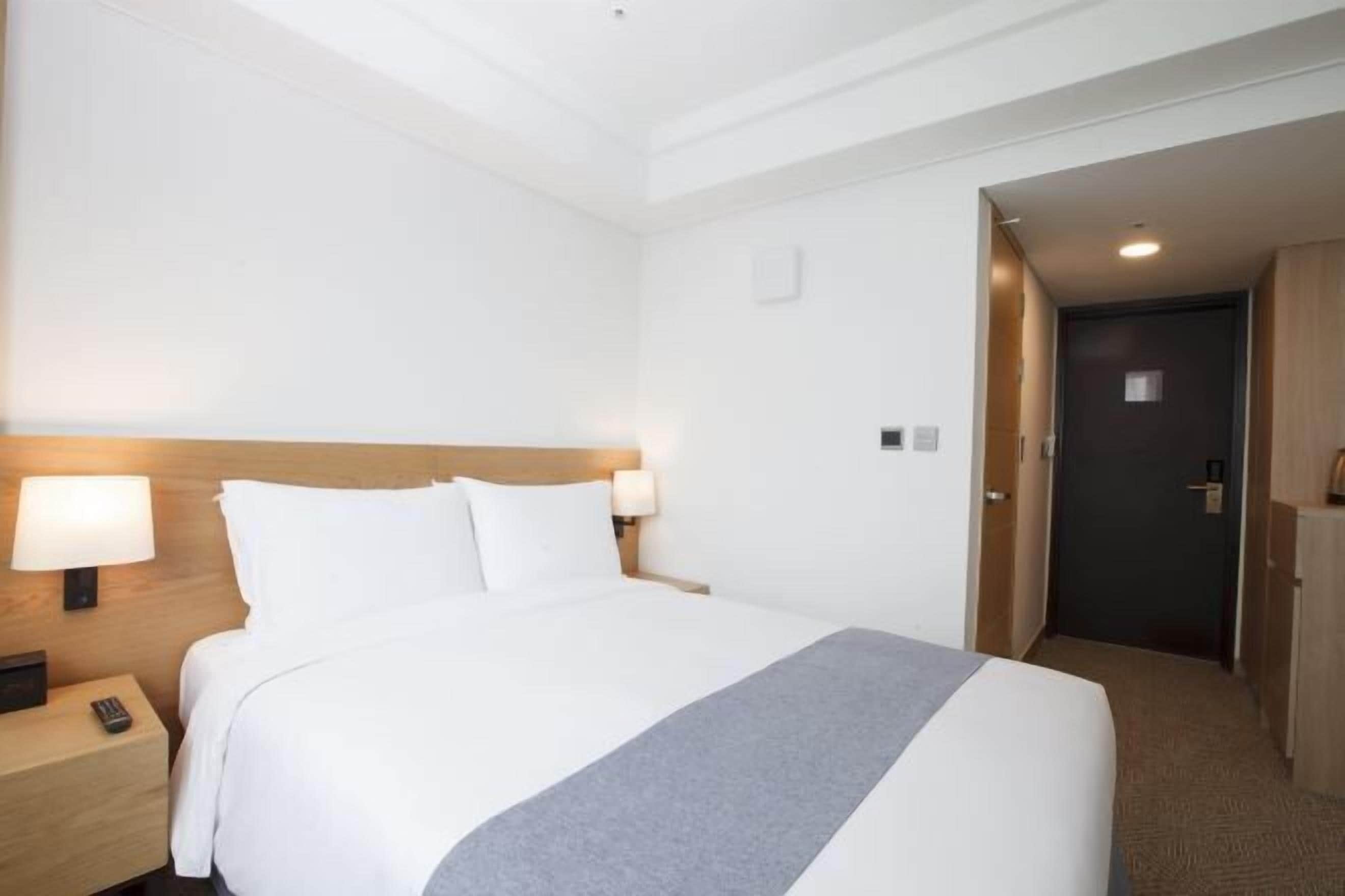 Premium bedding, free minibar, in-room safe, blackout drapes