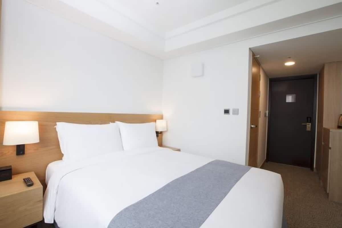 1 bedroom, premium bedding, free minibar, in-room safe