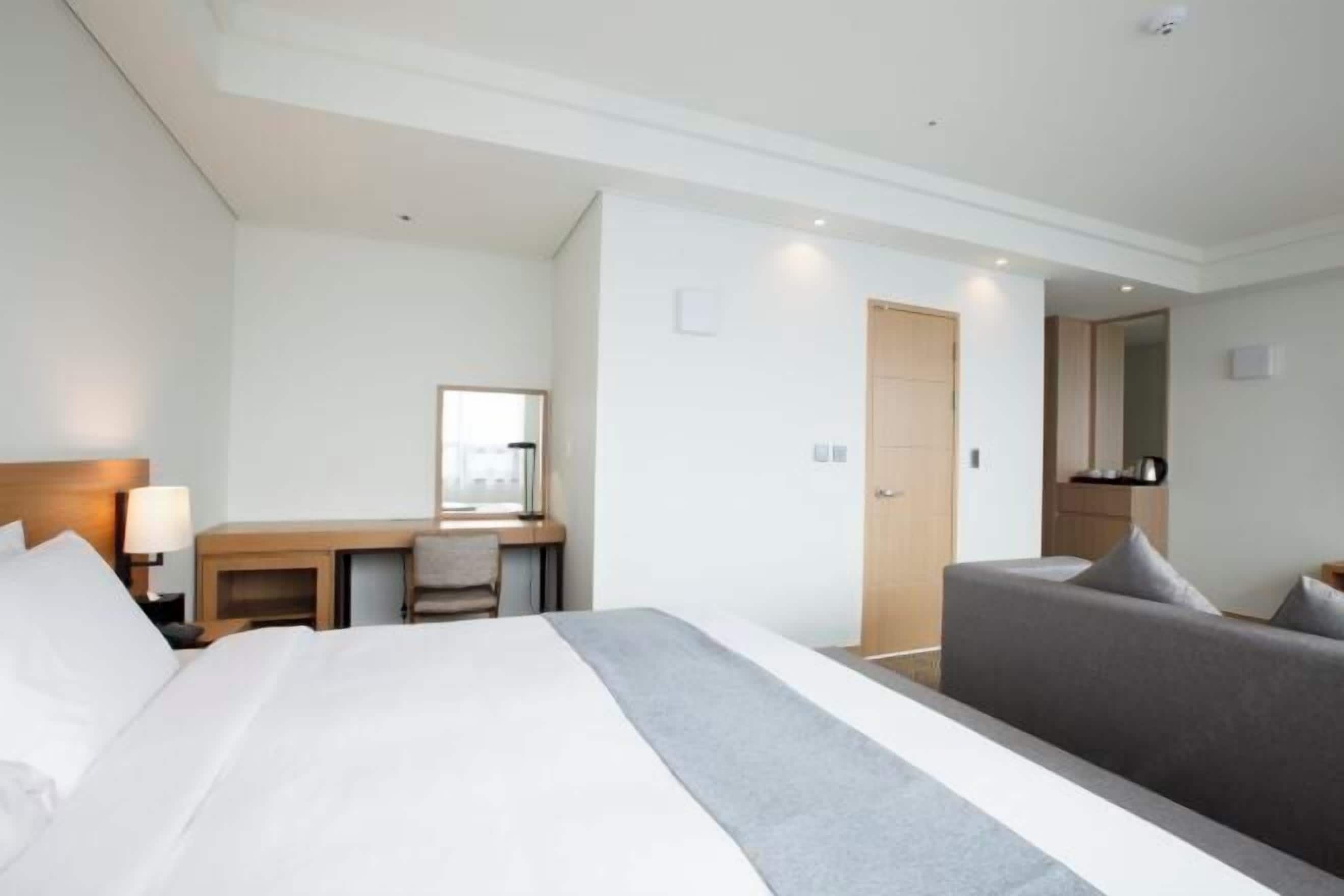 Premium bedding, free minibar, in-room safe, blackout drapes